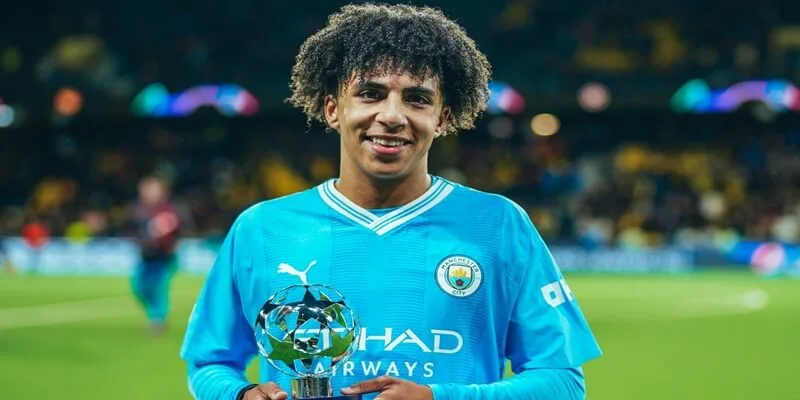 Sự ra đi của Kyle Walker bất ngờ giúp Rico Lewis có chỗ đứng trong đội hình chính thức của MC