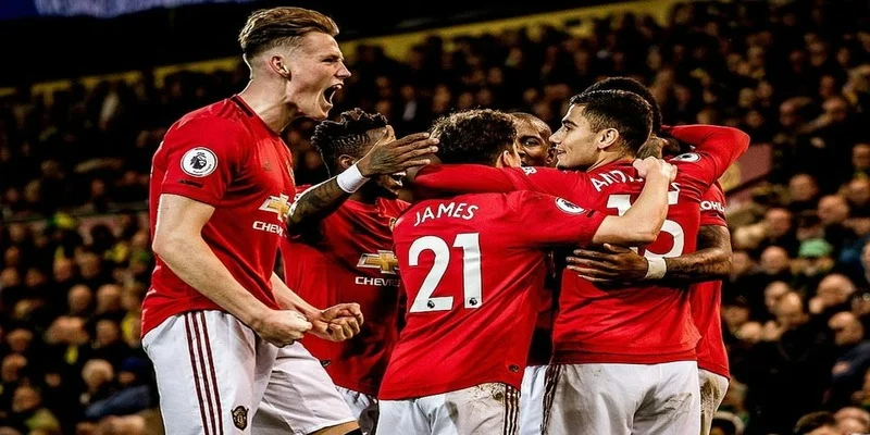 Manchester United ghi bàn trong trận derby thành Manchester